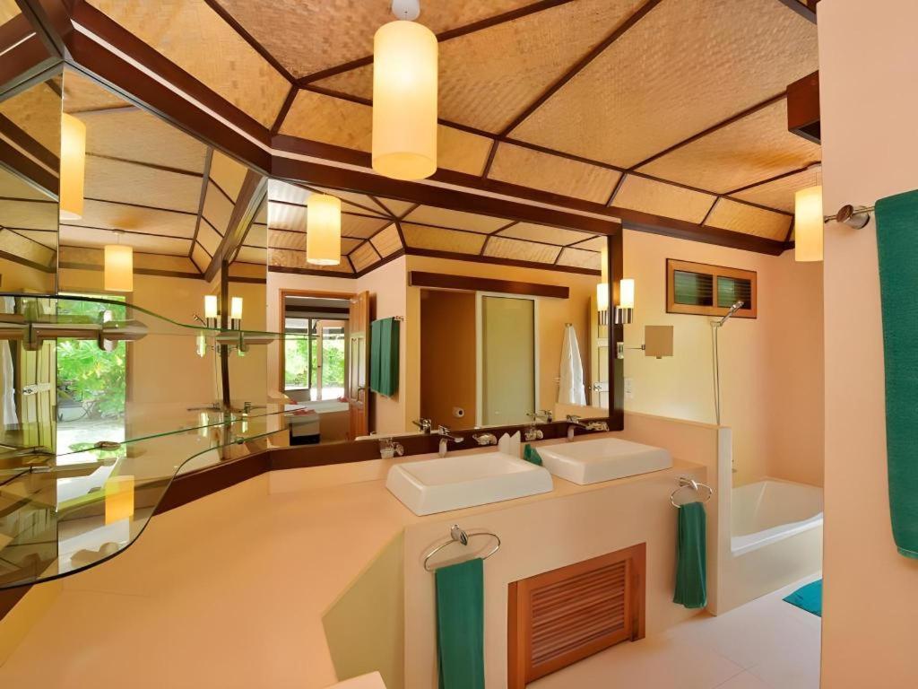 Angaga Island Resort And Spa Exterior photo