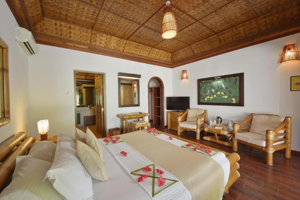 Angaga Island Resort And Spa Exterior photo
