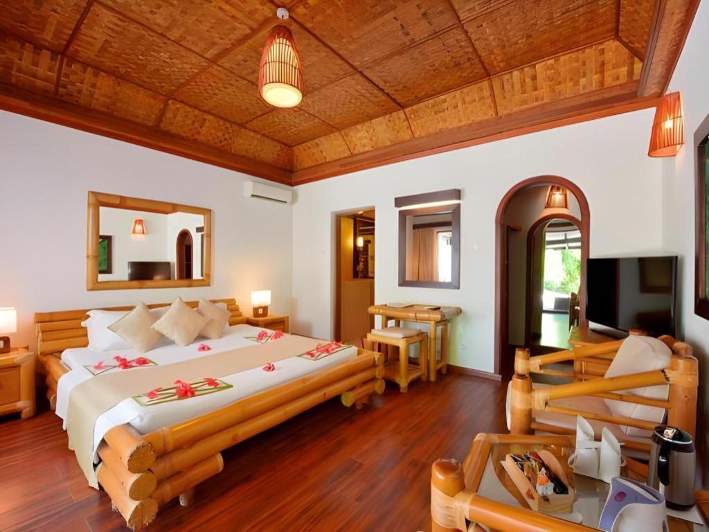 Angaga Island Resort And Spa Exterior photo