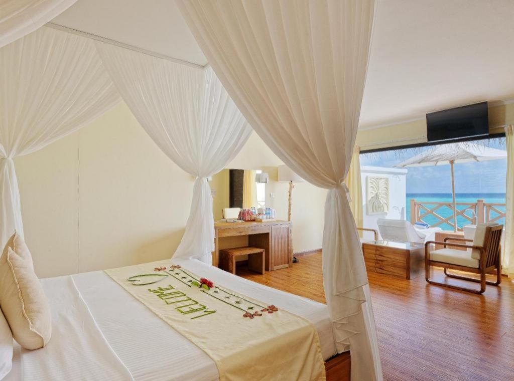 Angaga Island Resort And Spa Exterior photo