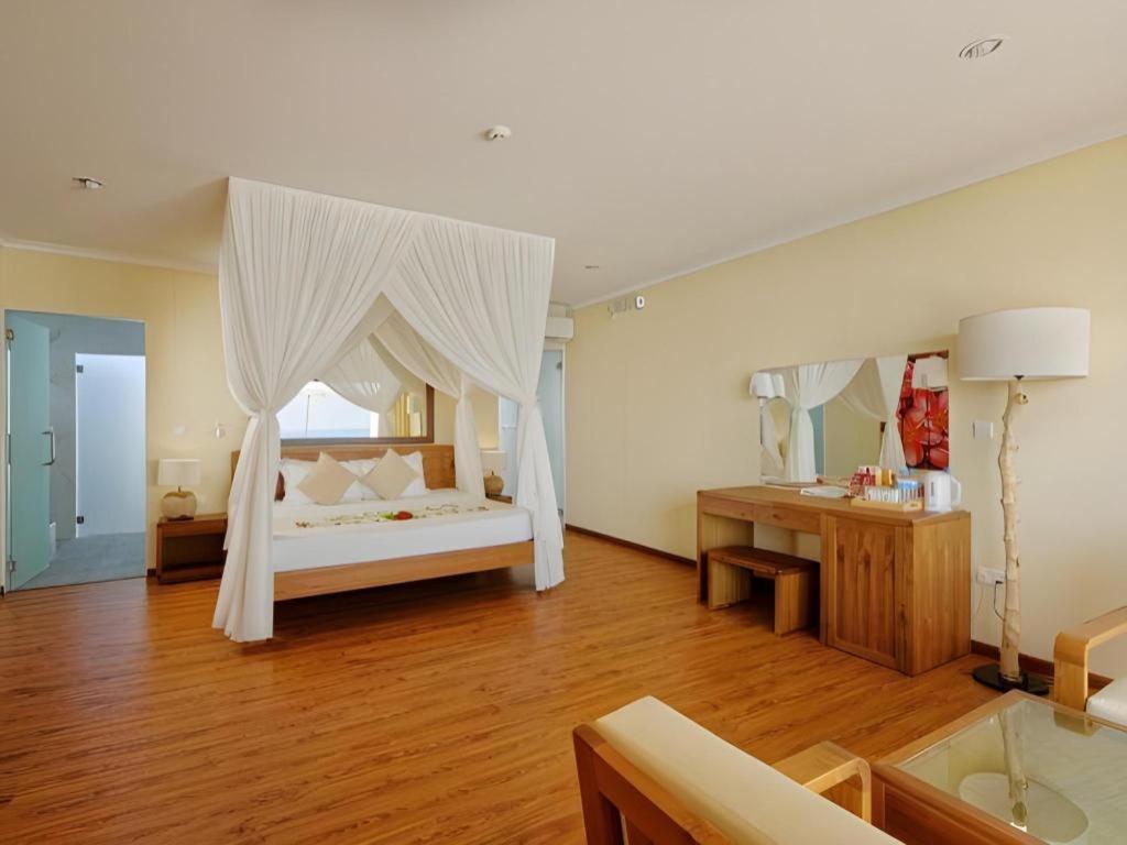 Angaga Island Resort And Spa Exterior photo